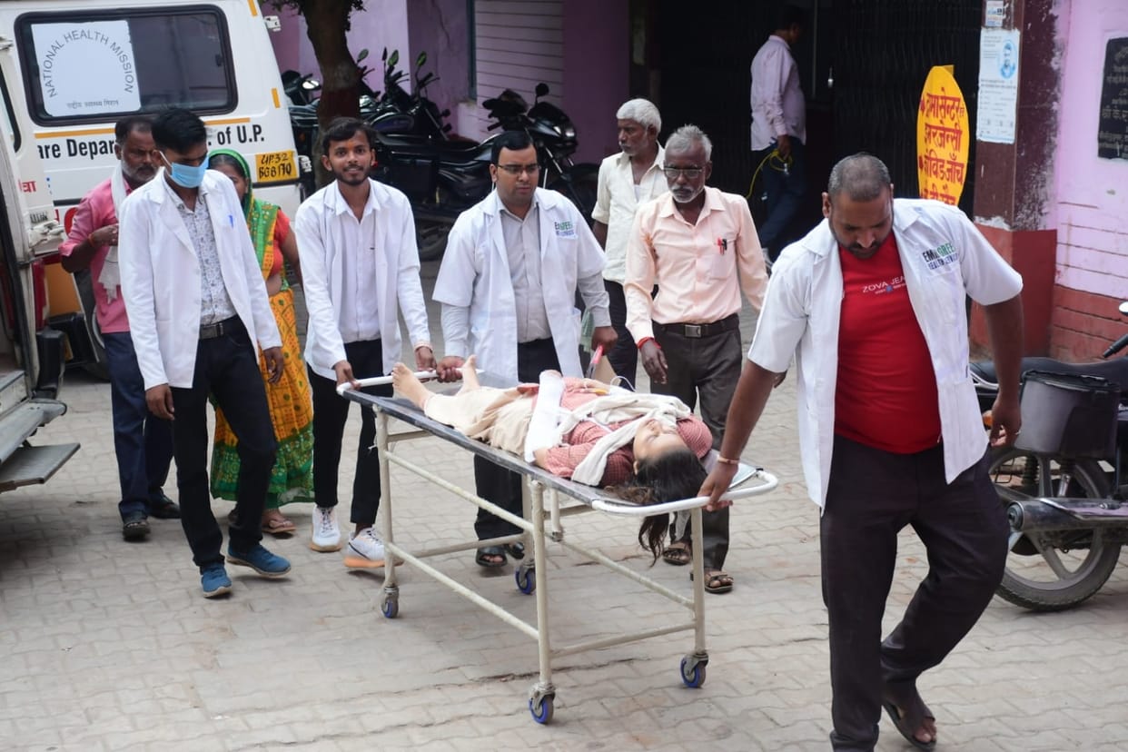 A student injured after falling from roof in Kothi thana in Barabanki.
