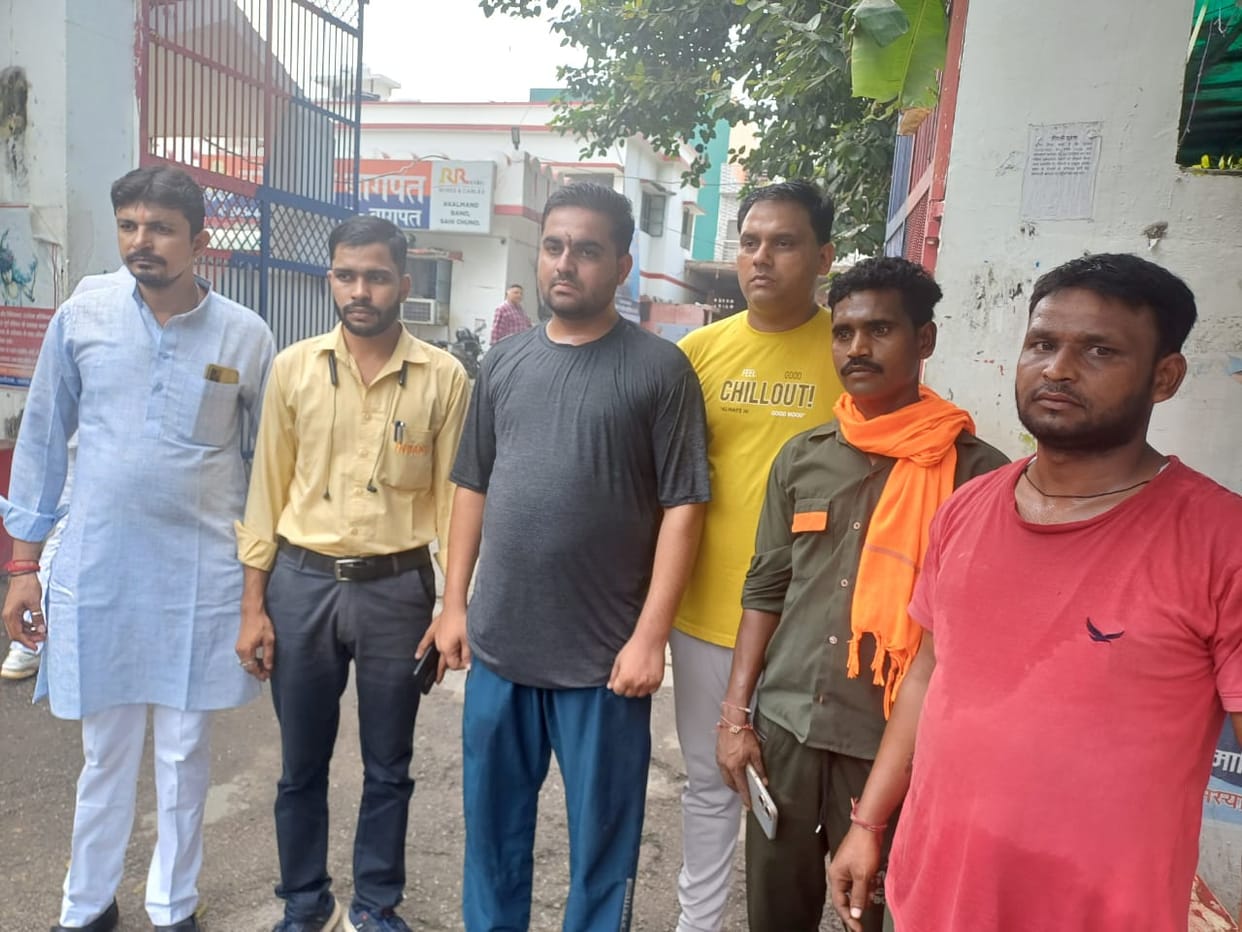 Baghpat: Knife was kept on the neck of the computer operator of a gas agency for robbery, people caught him