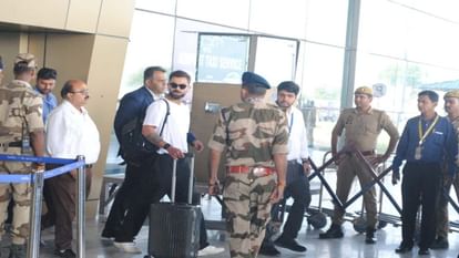 Test Match: Cricketers were welcomed by applying Tilak and wearing Rudraksha garland amidst Ramadhun