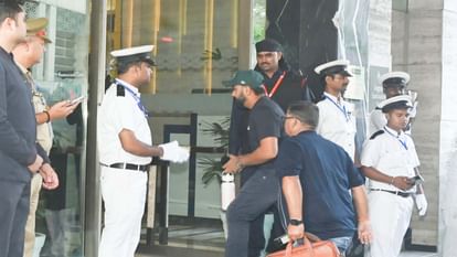 Test Match: Cricketers were welcomed by applying Tilak and wearing Rudraksha garland amidst Ramadhun