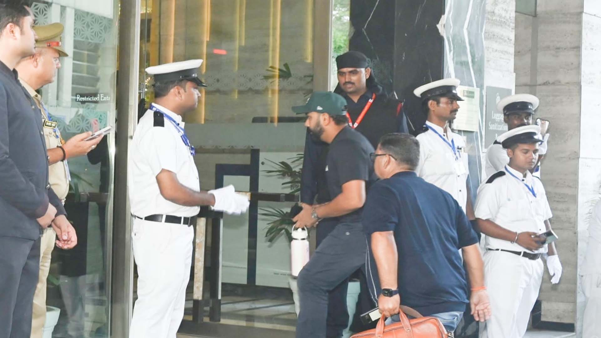 Test Match: Cricketers were welcomed by applying Tilak and wearing Rudraksha garland amidst Ramadhun