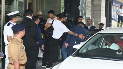 Test Match: Cricketers were welcomed by applying Tilak and wearing Rudraksha garland amidst Ramadhun