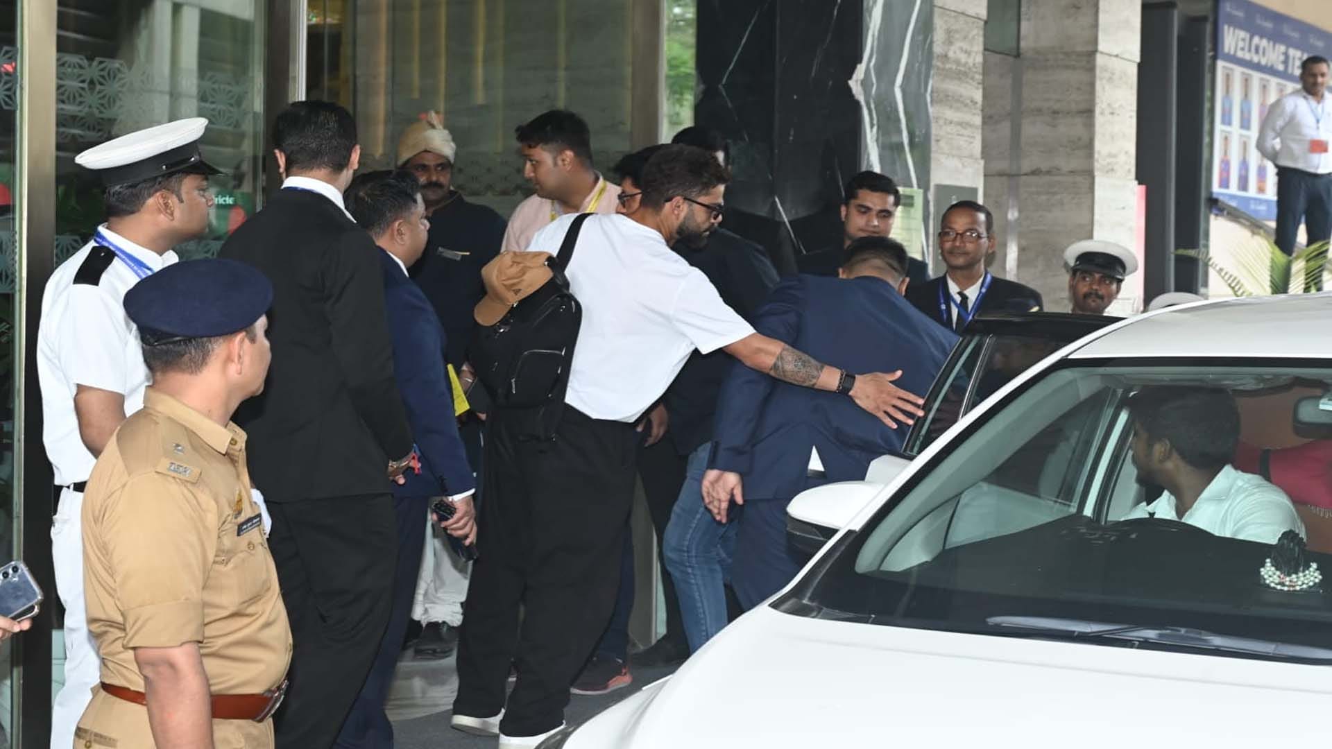 Test Match: Cricketers were welcomed by applying Tilak and wearing Rudraksha garland amidst Ramadhun