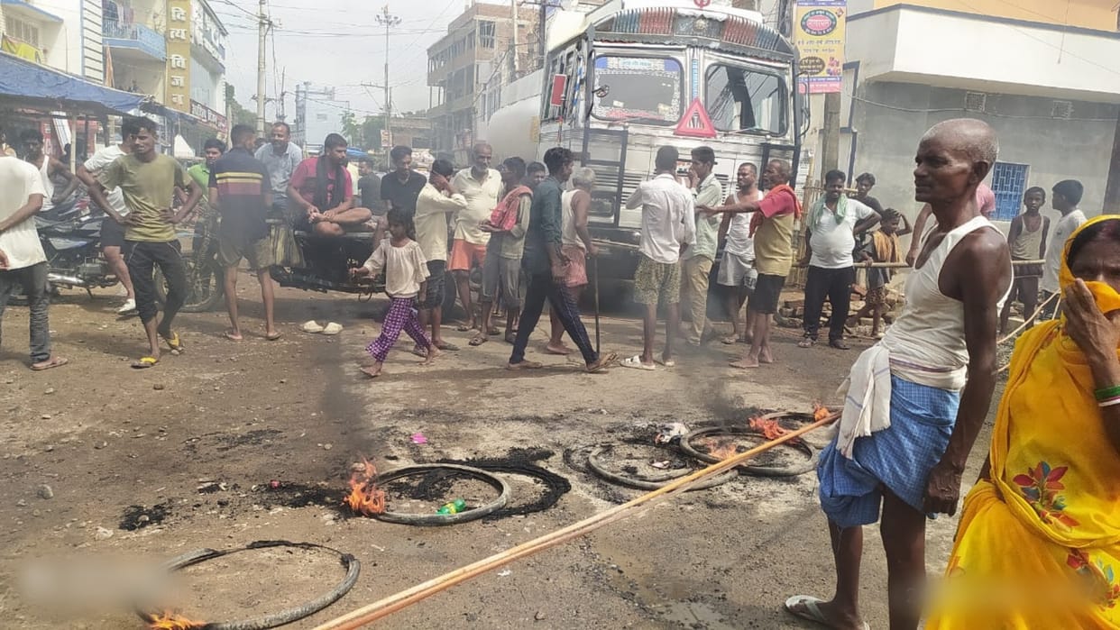 Bihar: Flood victims in Munger lost their patience, protested by setting fire on roads demanding compensation