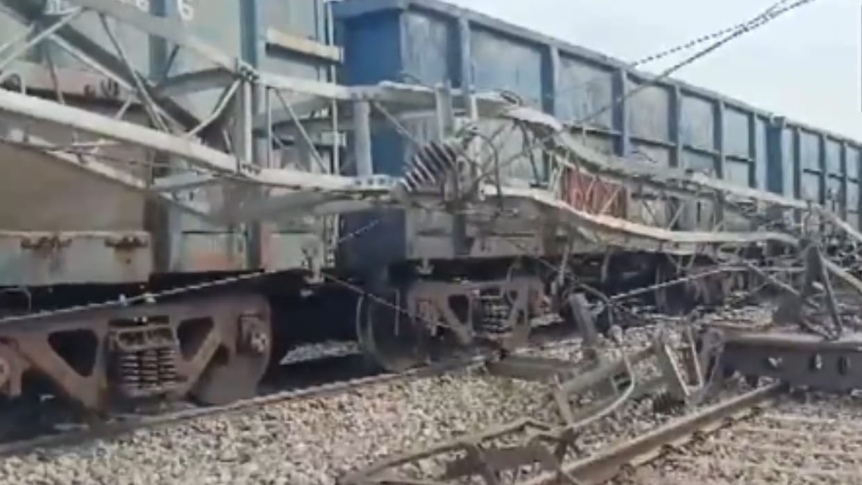 Five wagons of an empty goods train derailed at New Maynaguri station in Alipurduar division news in hindi