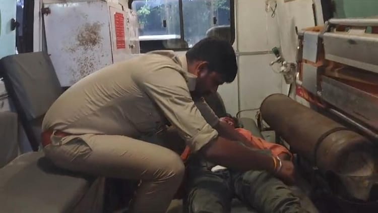 Hathras News: आगरा-अलीगढ़ हाईवे पर कार ने बाइक में मारी टक्कर, युवक की मौत, परिवार में छाया मातम