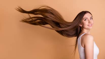 सफेद बाल और डैंड्रफ गायब करने के अलावा हेयर फॉल भी रोकता ये हरा पत्ता!