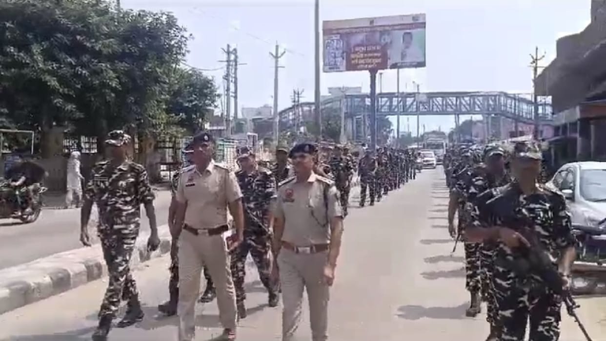 Jhajjar Paramilitary and police took out flag march in Beri under leadership of ACP