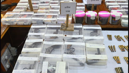 In Kushinagar, 10 arrested with weapons and fake notes of Rs 5.5 lakh