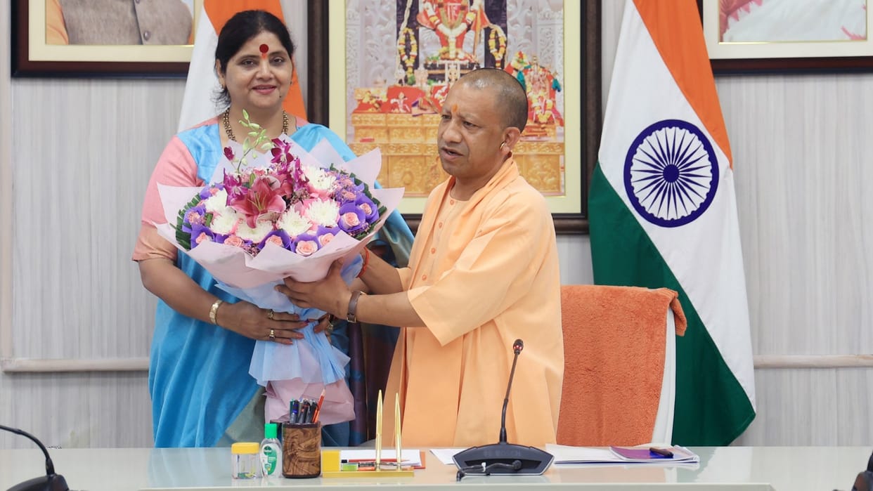 CM Yogi Adityanath meeting with Uttar Pradesh Rajya Mahila Ayog.