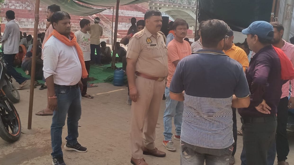 Police arrested Praveen Kashi president of All India E-Rickshaw Drivers in varanasi