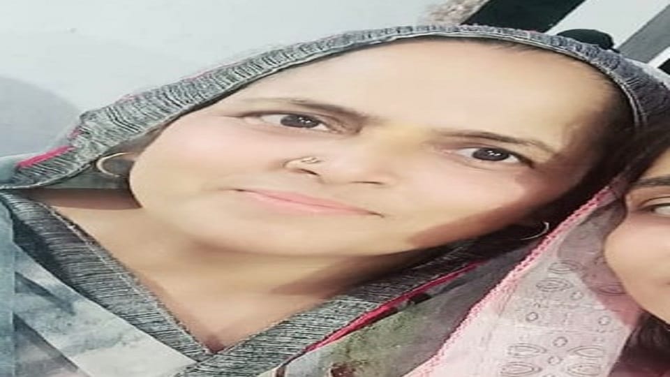 Dead body of woman found hanging