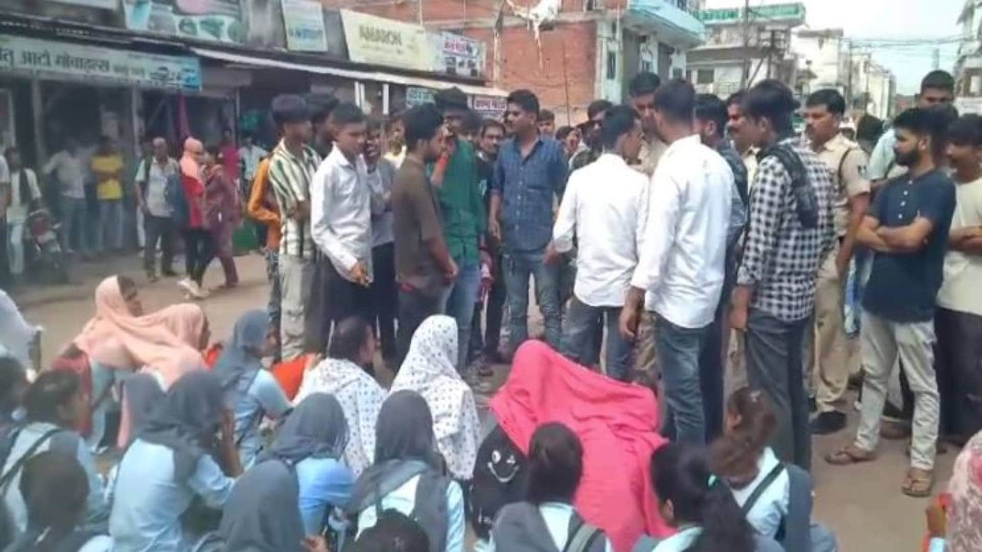 प्रदर्शन करते स्टूडेंट्स