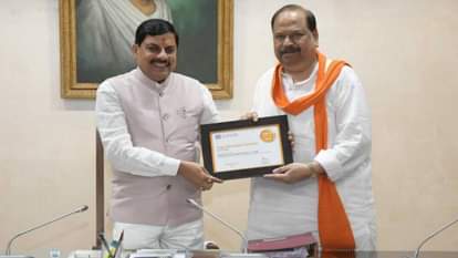 मंत्रिपरिषद की बैठक से पहले प्रमाण पत्र कैबिनेट मंत्री चैतन्य कश्यप ने सौंपा