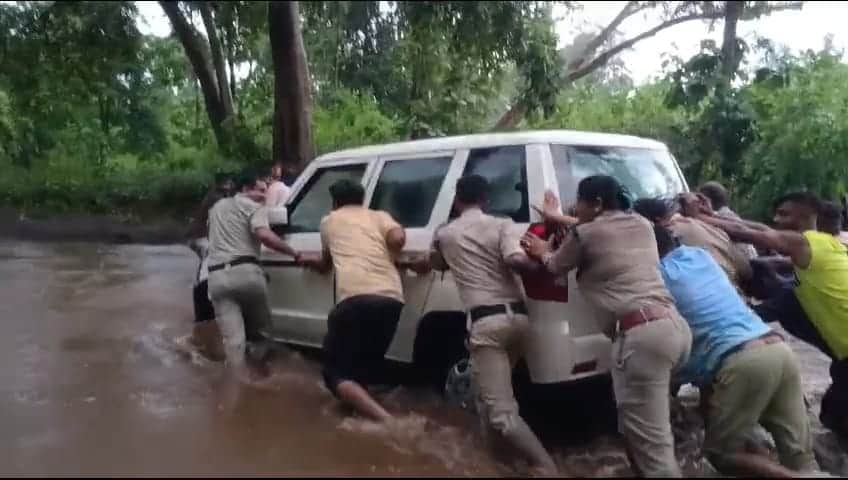 पुलिस कर्मियों और ग्रामीणों ने निलवाई गाड़ी।