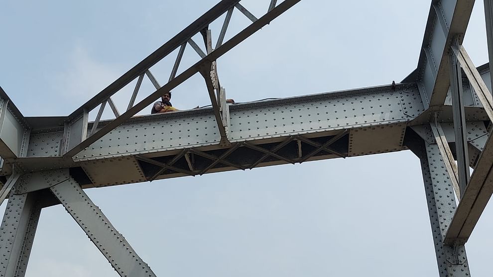 young man climbed onto girder on Malviya Bridge in Varanasi