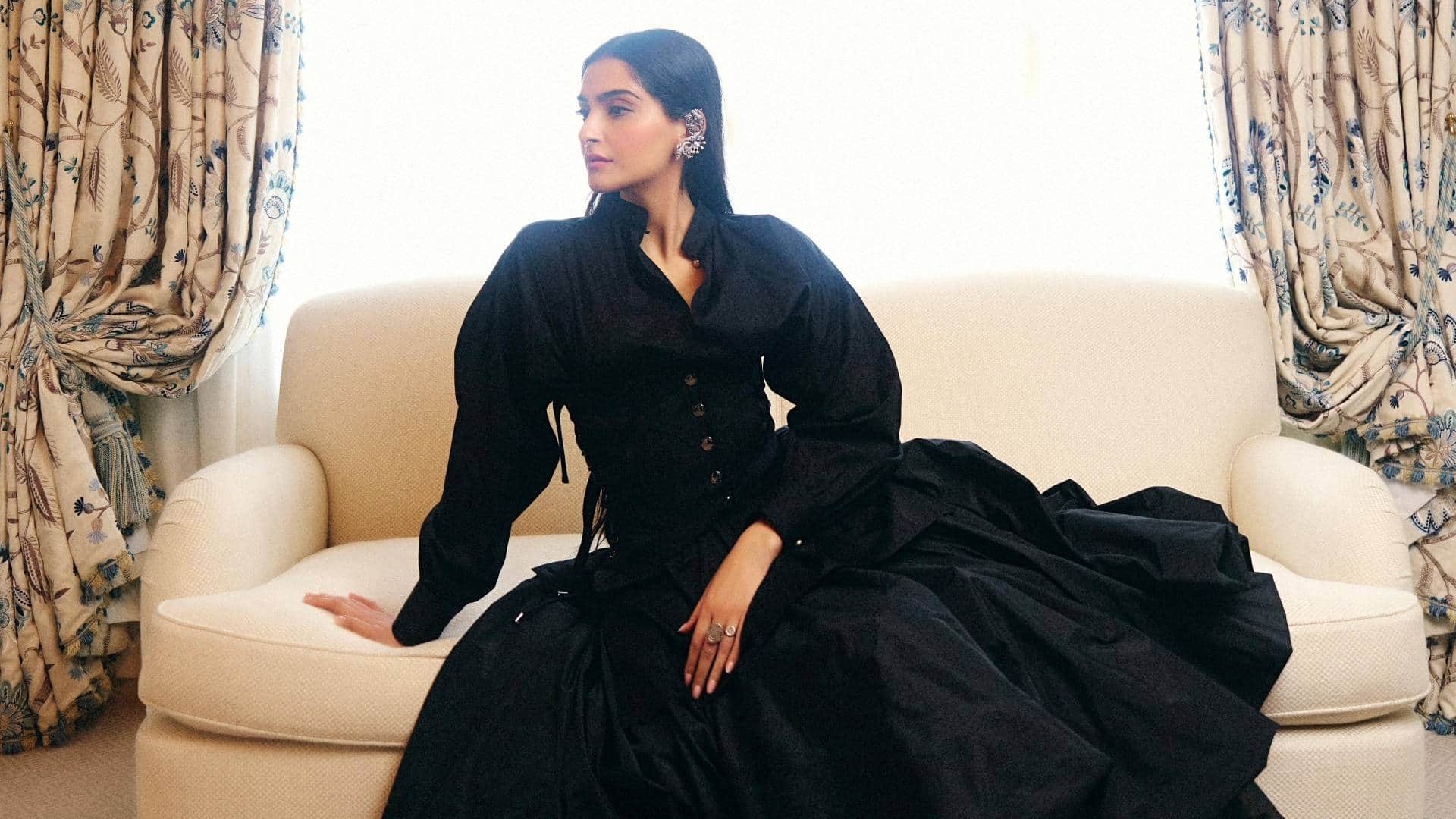 Celebs Did not Reveal their Child face Anushka Sharma Deepika Padukone Sonam Kapoor Varun Dhawan