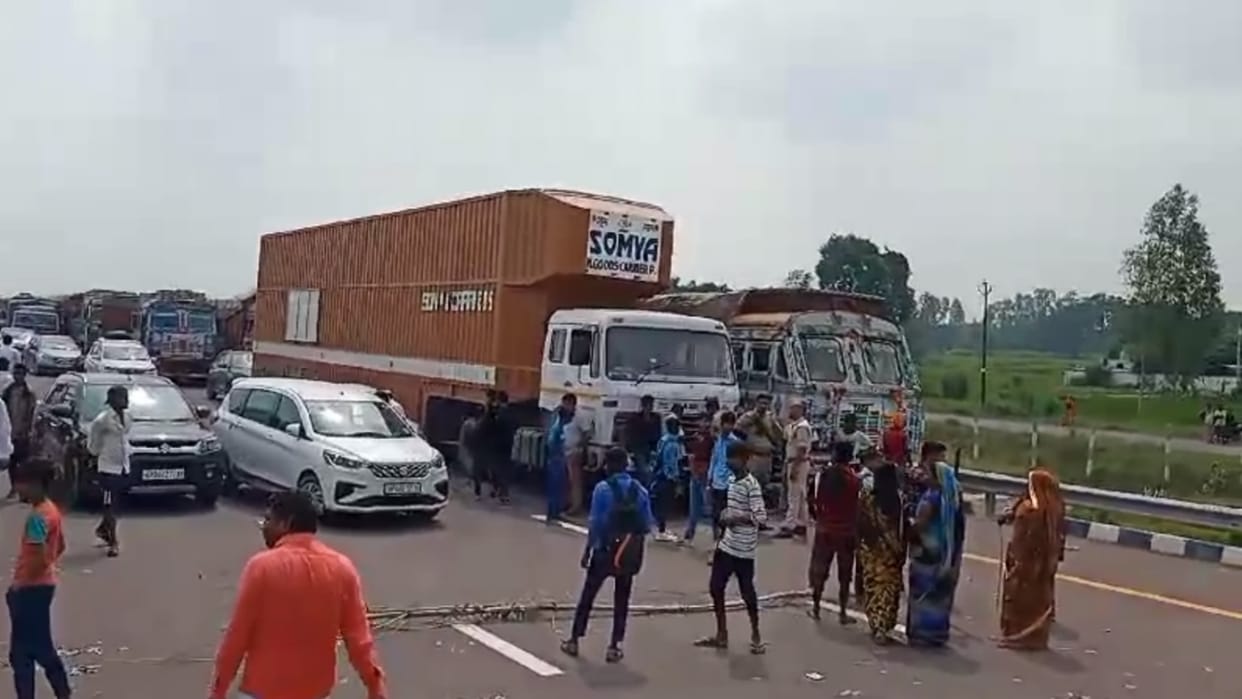 A bus trampled a student in Nempur Dostpur road in Sultanpur.