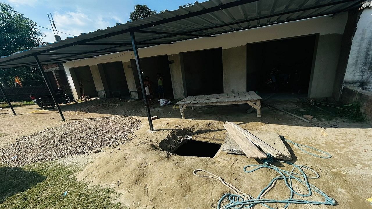 five people fainted after entering a septic tank admitted to district hospital