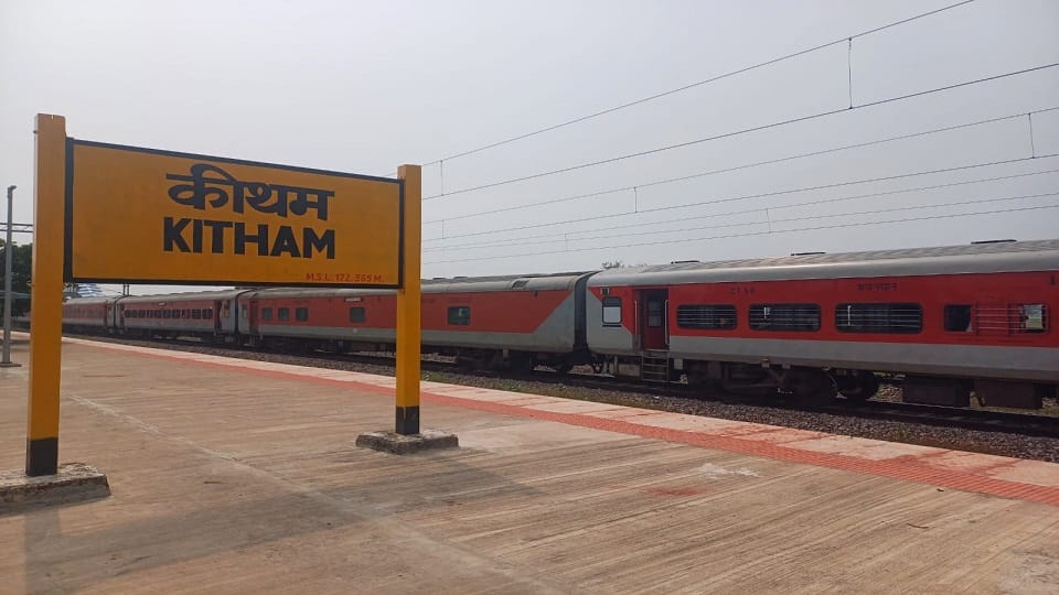 OHE line breakdown in Farah wheels of trains stopped on the track many vehicles stuck