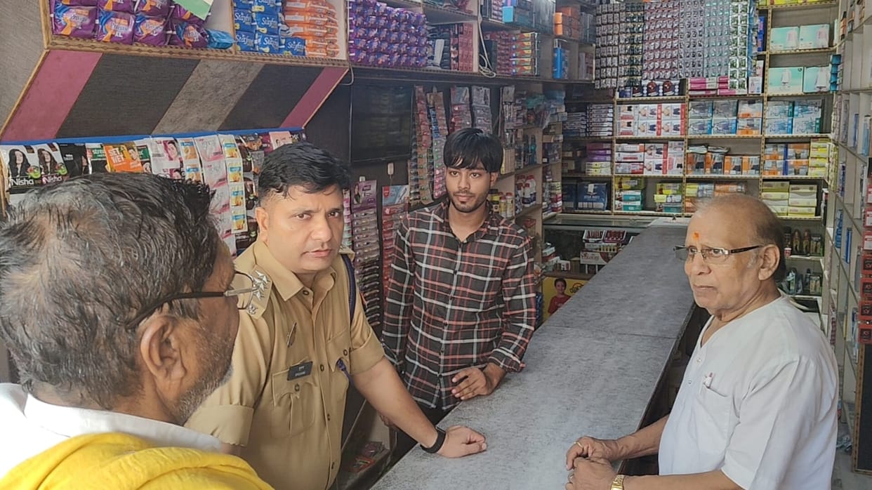 Shopkeeper robbed in broad daylight in Mathura miscreant came on bike ran away after snatching chain