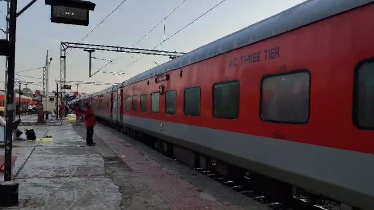 Varanasi Lalkuan special train 22 and Anand Vihar-Saharsa canceled till October 28