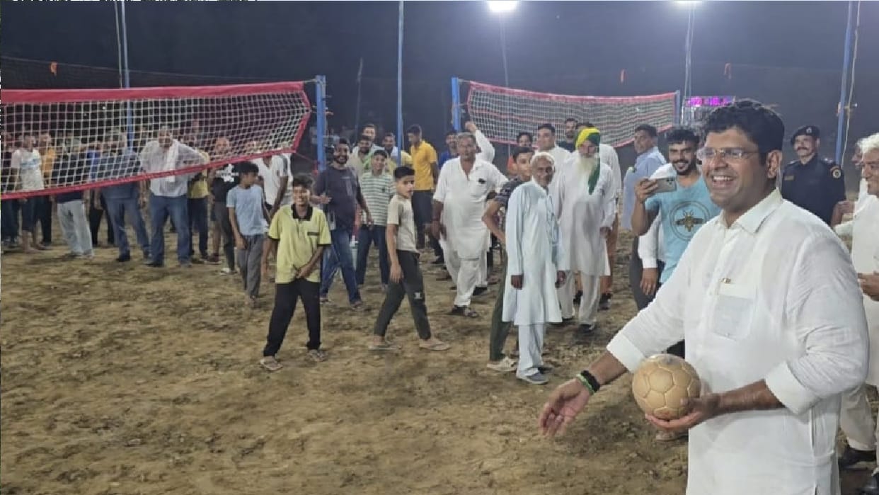Dushyant Chautala stayed overnight in Jind's Bighana village, played volleyball in Alewa village