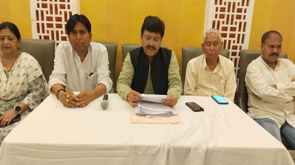 MLA Manoj Tiwari made allegations against BJP leaders in almora