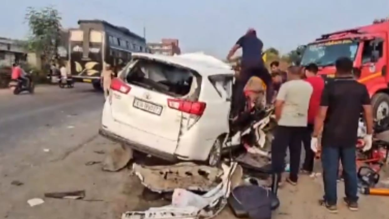 Rcar rams into trailer truck near Himatnagar in Gujarat several killed news in hindi