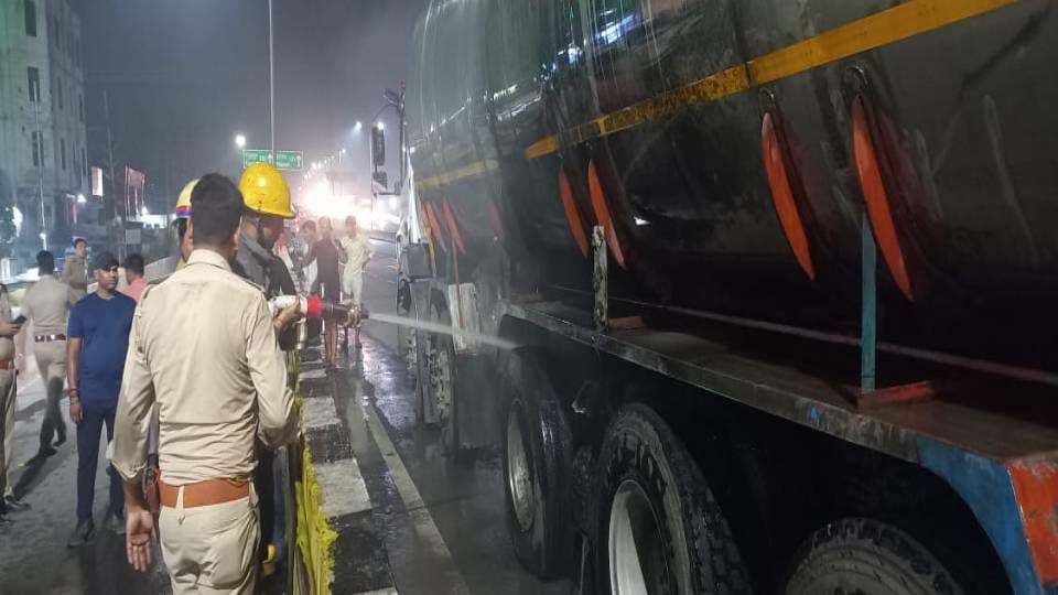 fire in tanker full of peanut oil on highway in Agra fire brigade team brought under control