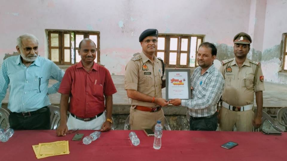 Amar Ujala Foundation Programme CO City taught law to children In Etah said follow rules and avoid crime