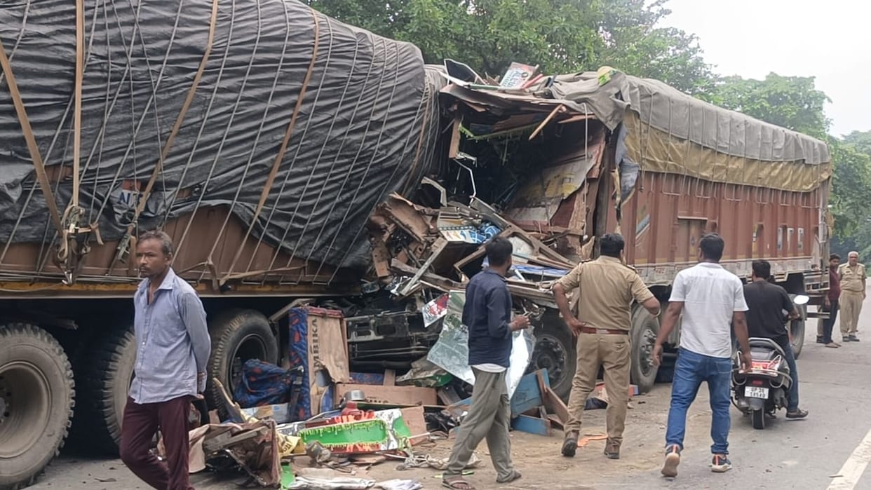 Two trucks colloid in Munshiganj in Amethi.