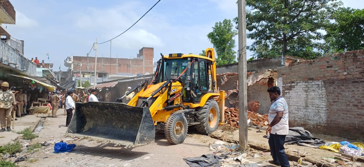 Buldozer demolished 23 houses in vajeerganj bazar in Bahraich.