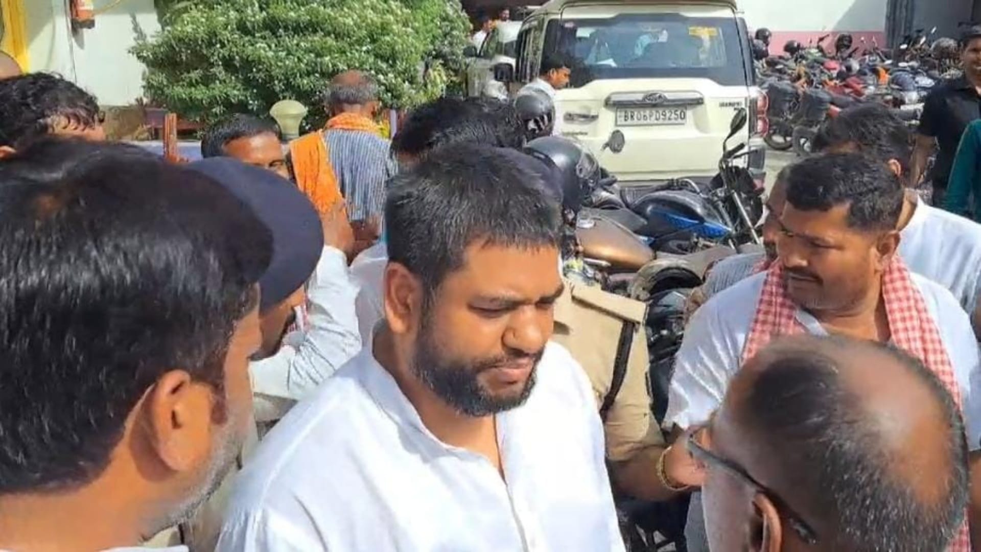 Bihar: Mukesh Sahni says If NDA contests election by making Nitish its face, then let it fight, Tejashwi Yadav
