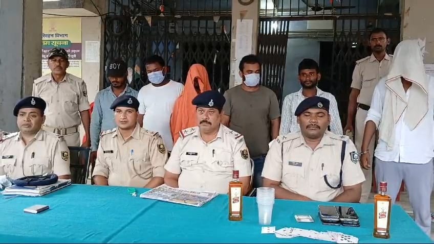 Bihar: Nalanda ward councilor was having liquor party and gambling with friends, police raided and caught six