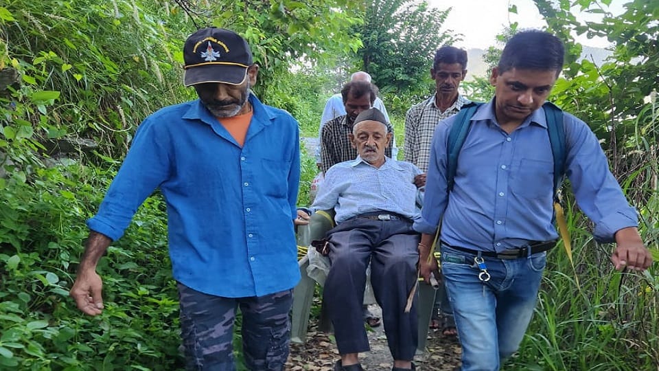 Sick former head had to be carried on a chair for a kilometer in Bhowali Nainital