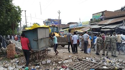 Municipal corporation removed encroachment by bulldozer in Shahjahanpur