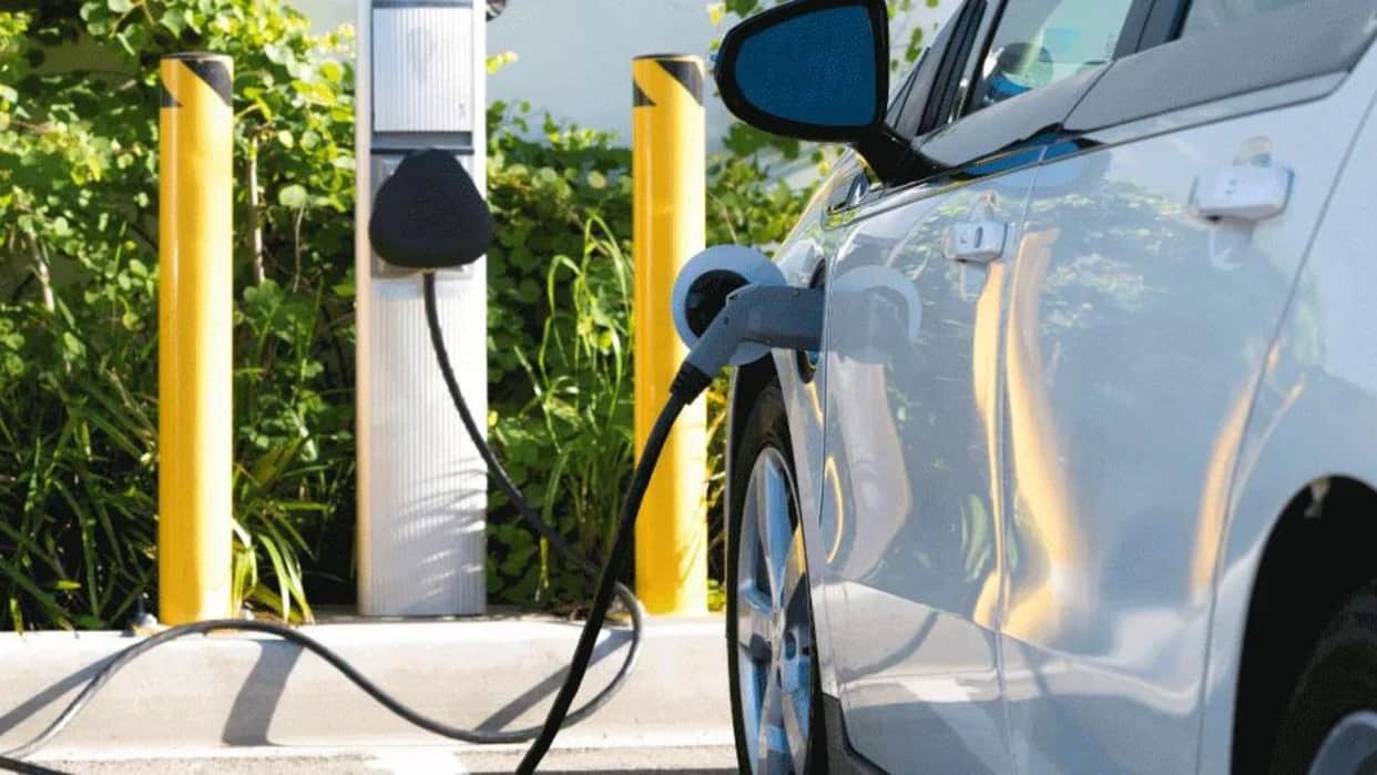 EV Manufacturers Oppose Delhi's Proposal to Offer Equal Incentives for Hybrids Claims Report