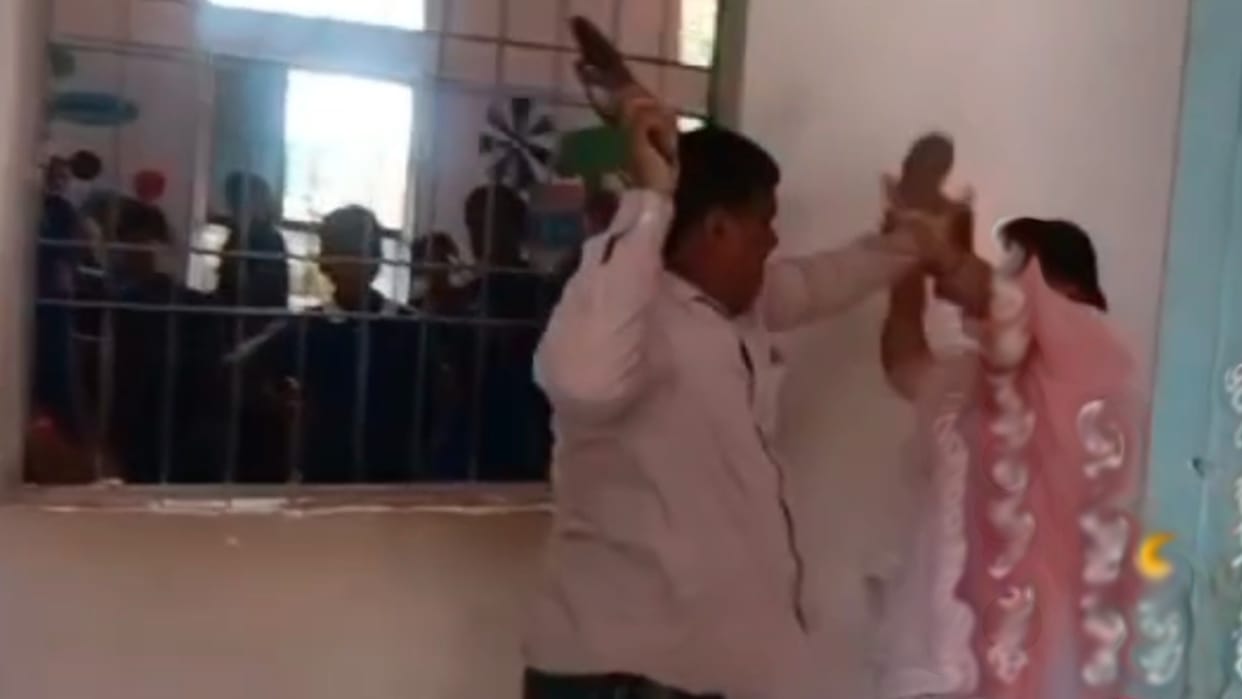 Ruckus in school: Teachers, female teachers clashed in front of children and slippers were worn in public