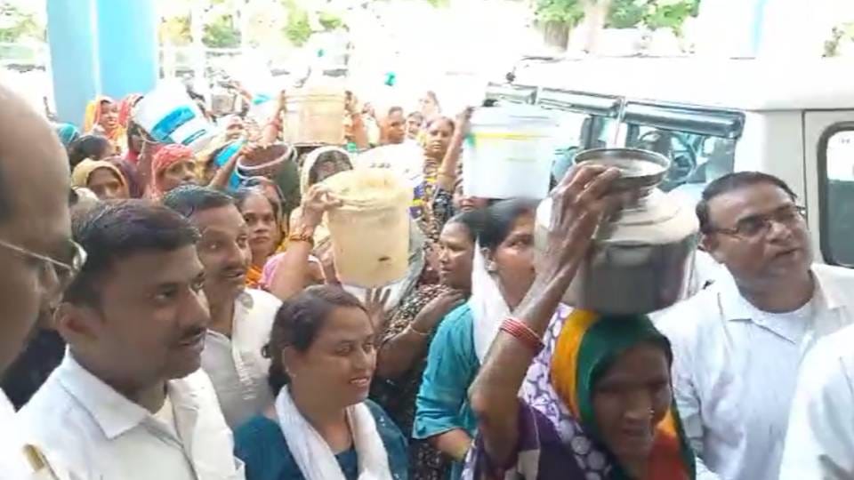water supply stopped due to breakage of gate of head regulator installed for Gangajal coming to Agra