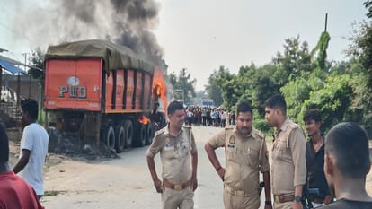 घटना के बाद आक्रोशित लोगों ने फूंक दिया डंपर।