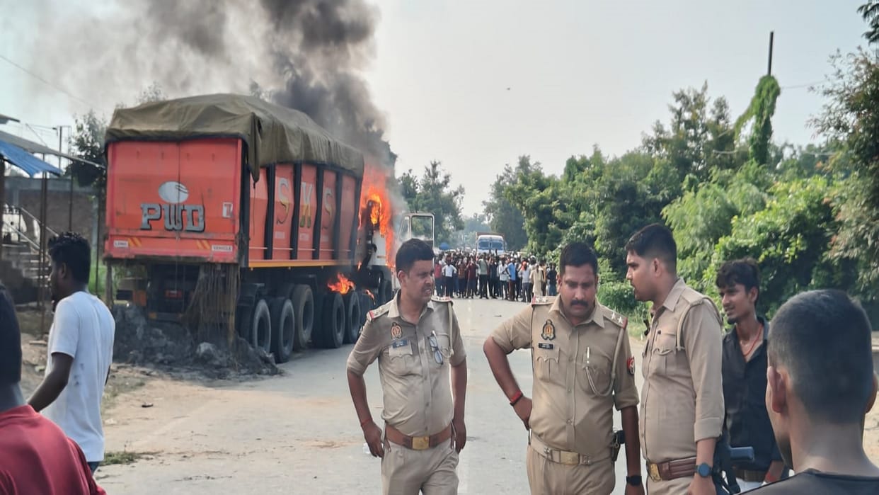 : FIR against 200 for burning dumper and blocking highway after the accident, people angry towards police
