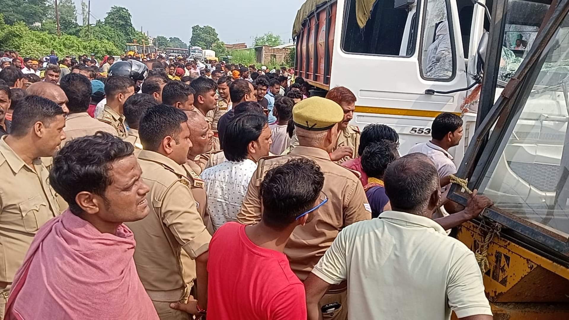 Villagers got enraged after seeing the girl students suffering, drenched in blood, heated argument with police