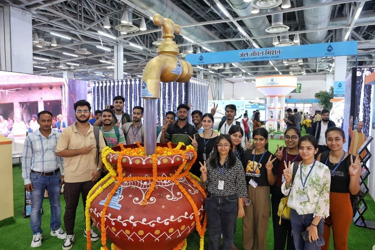 UP: जल जीवन मिशन स्टाल की खूबसूरती देख मंत्रमुग्ध हुए सीएम, बदलते यूपी की कहानी बयां कर रहे मॉडल को निहारा