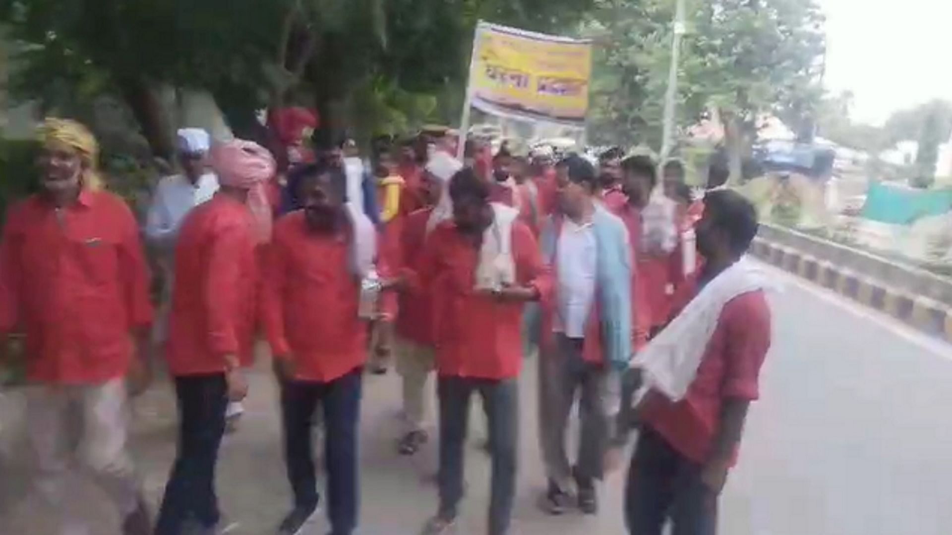 Prayagraj Junction: Porters angry with the luggage trolley system demonstrated, took out a procession