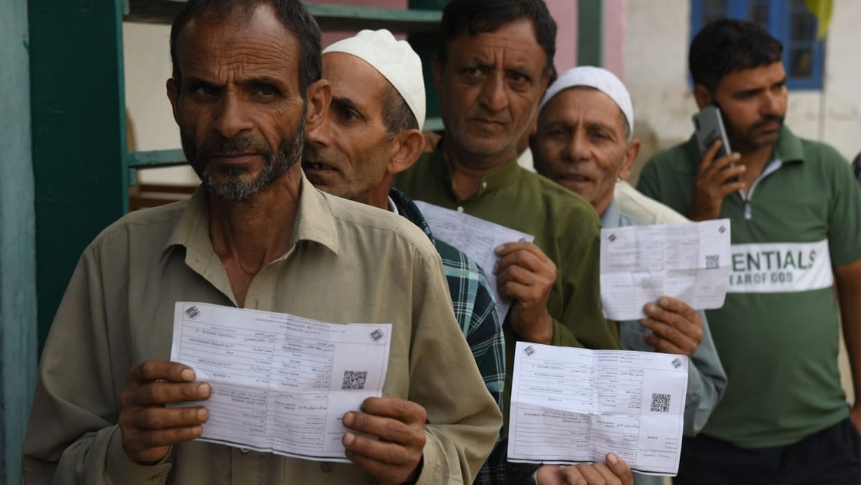 Jammu Kashmir Election: Long queues of voters in the second phase of elections, see pictures
