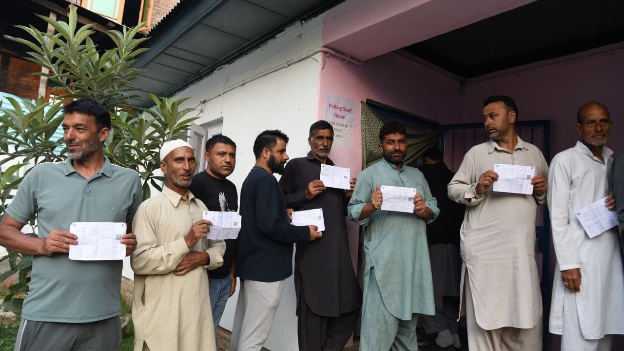 Jammu Kashmir Election: Long queues of voters in the second phase of elections, see pictures