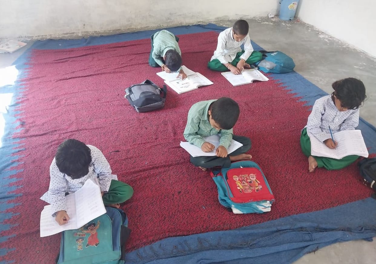 Seven primary schools in Vikasnagar do not have furniture, students study sitting on the ground
