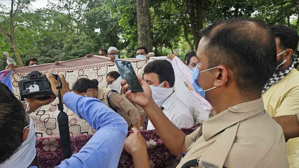 Dehradun Police exhumed Woman dead body from grave now secret of death will be revealed