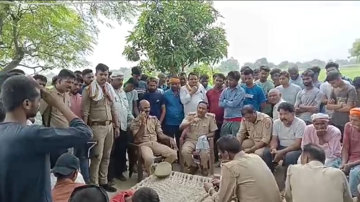 father suicide dead body kept at house of daughter lover and protest in jaunpur